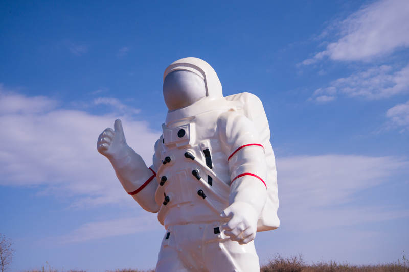 宇航员点赞蓝天图片