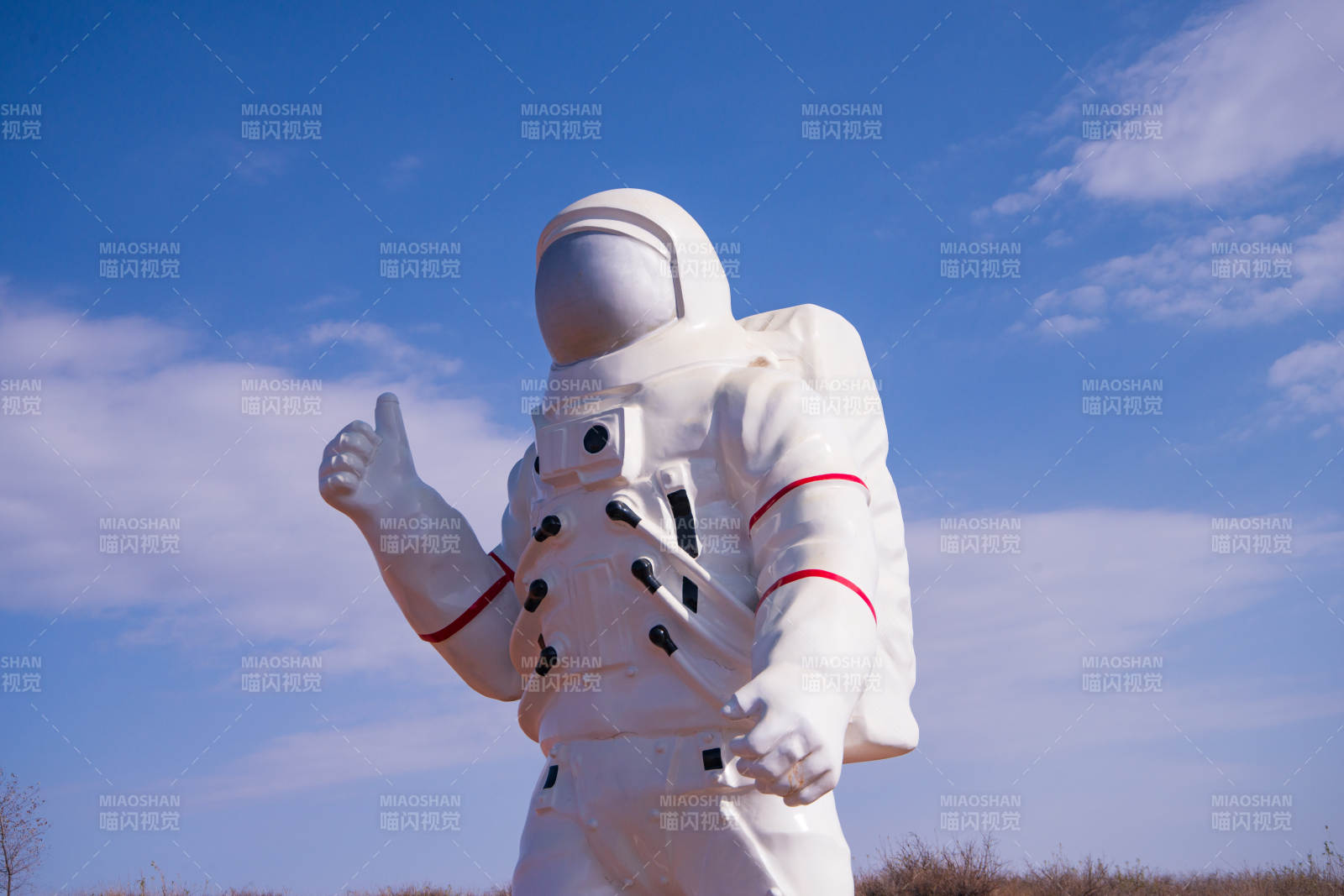 宇航员点赞蓝天图片