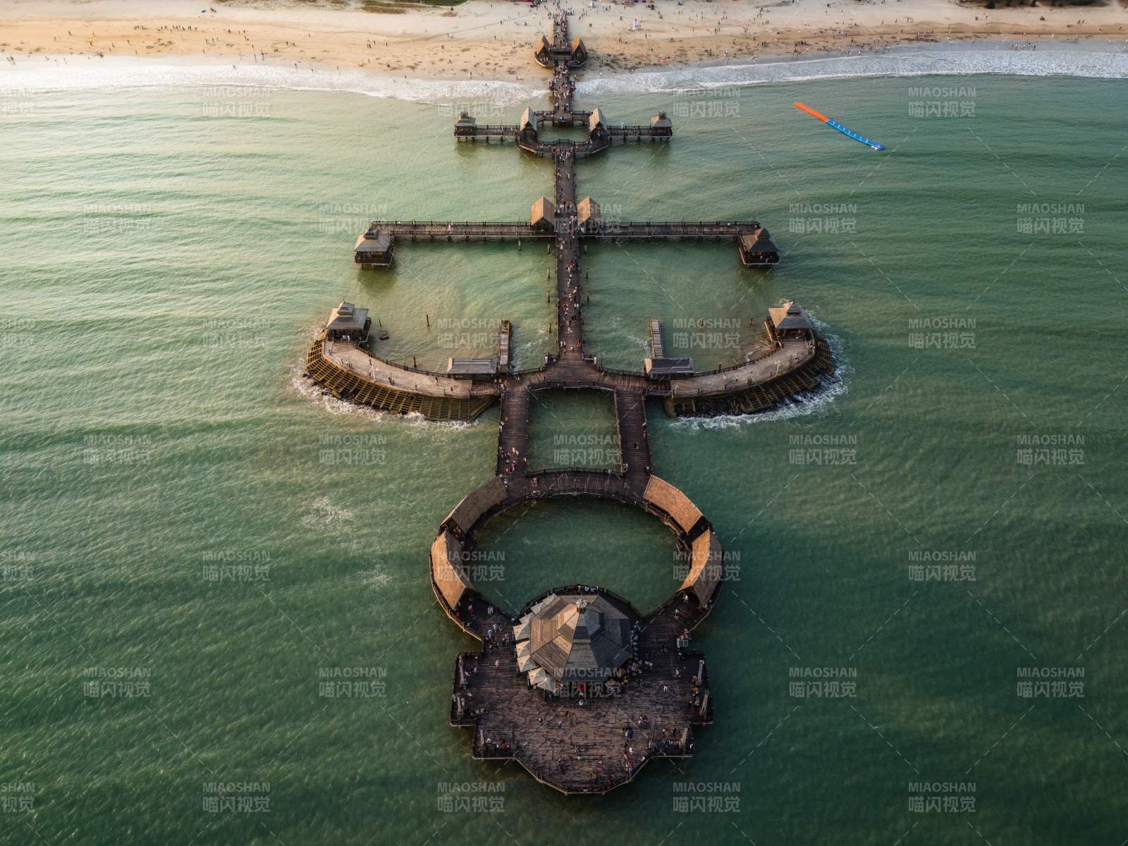 海上十字形建筑图片