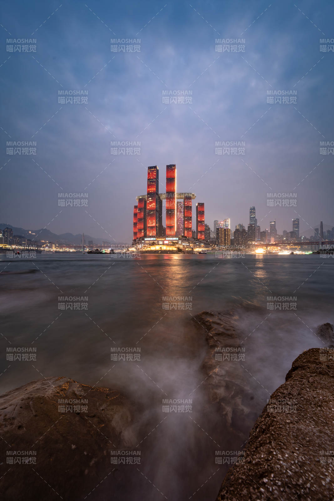 夜幕下的城市灯火图片