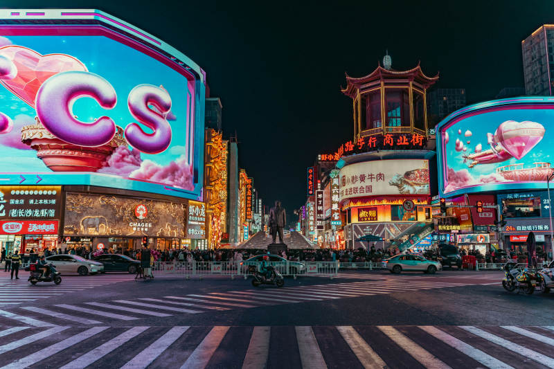 夜市繁华灯火璀璨图片