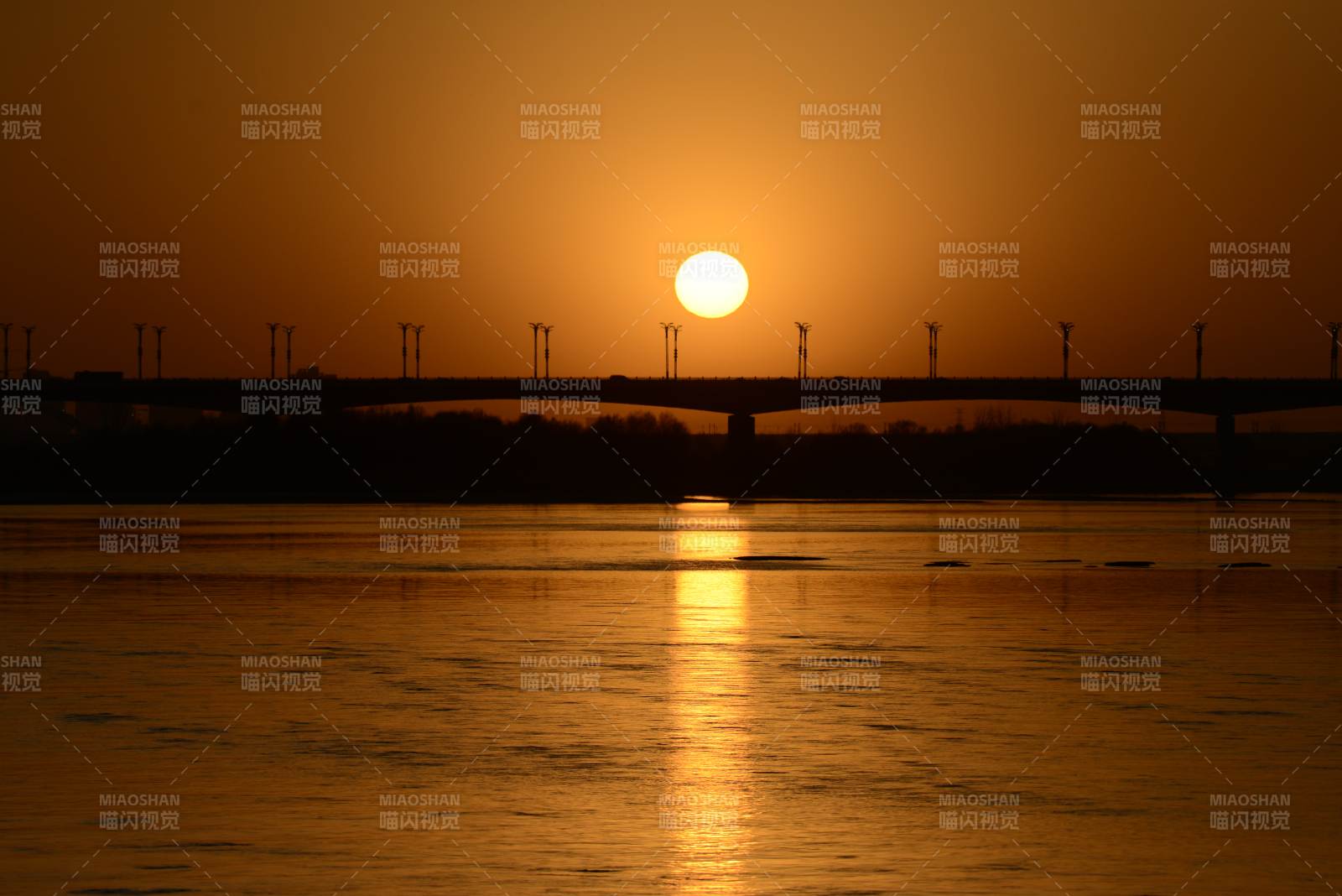 夕阳桥影水光图片