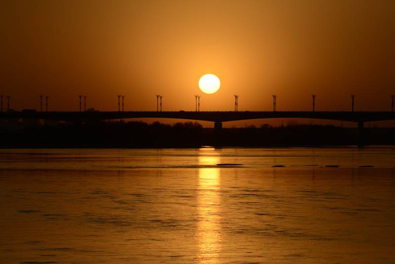 夕阳桥影水光图片