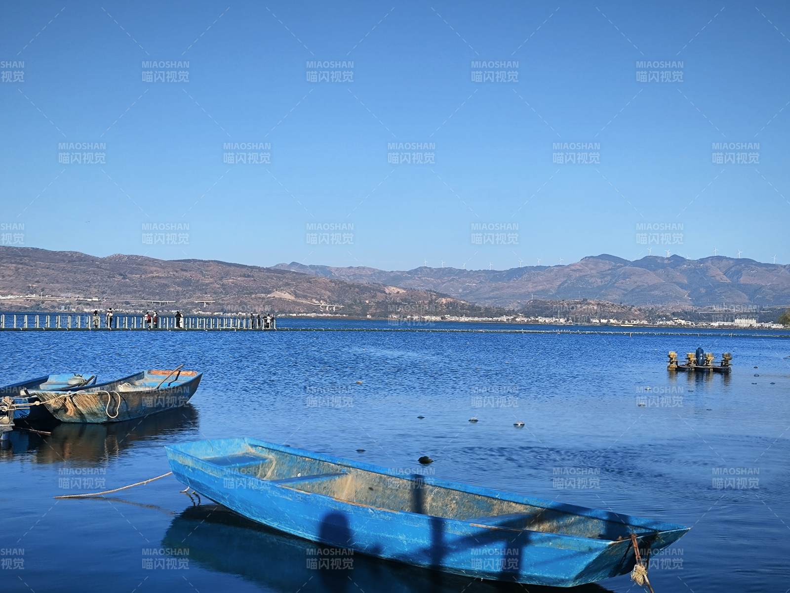 湖畔蓝舟静泊图片