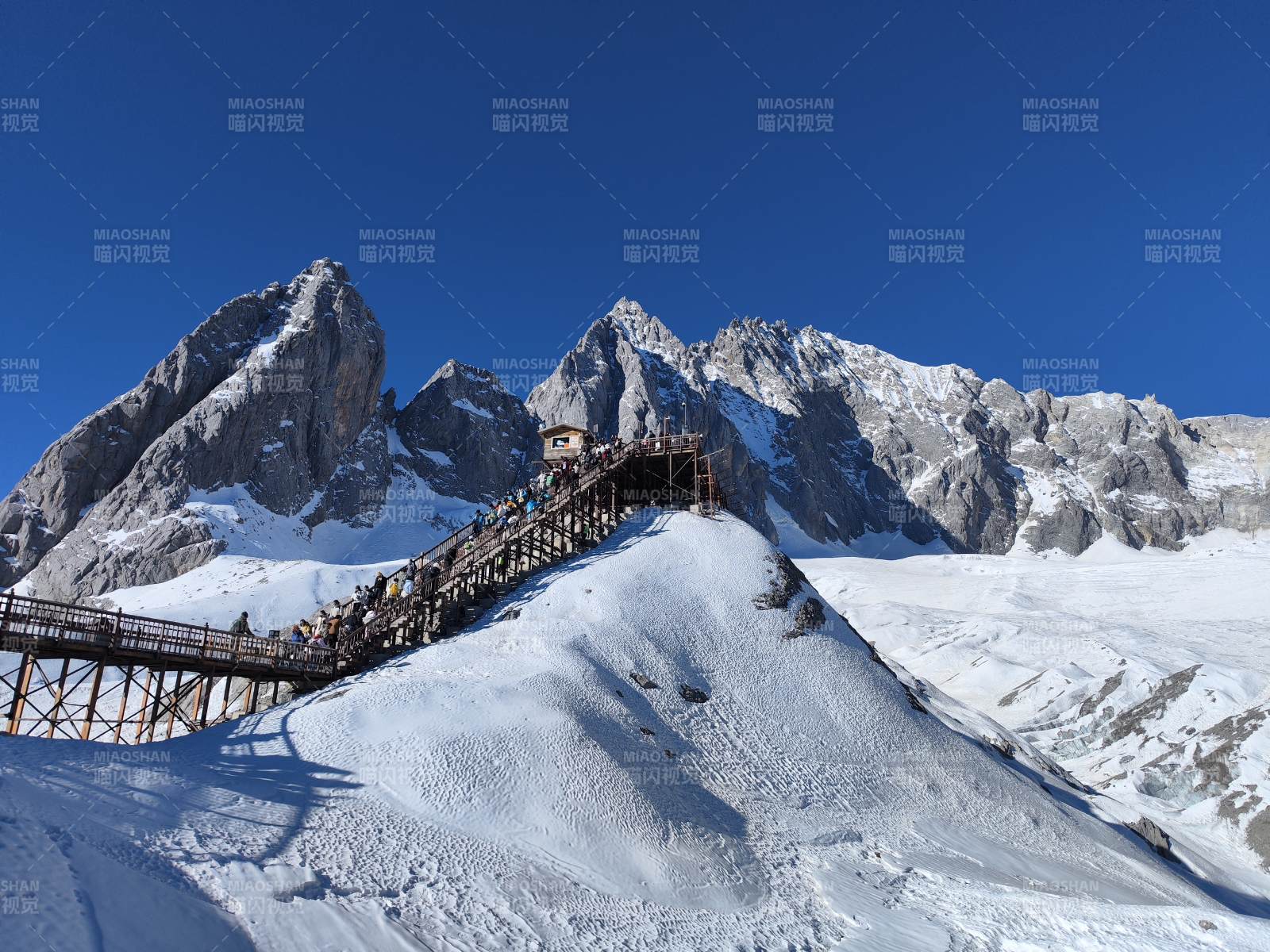 雪山栈道观景图片
