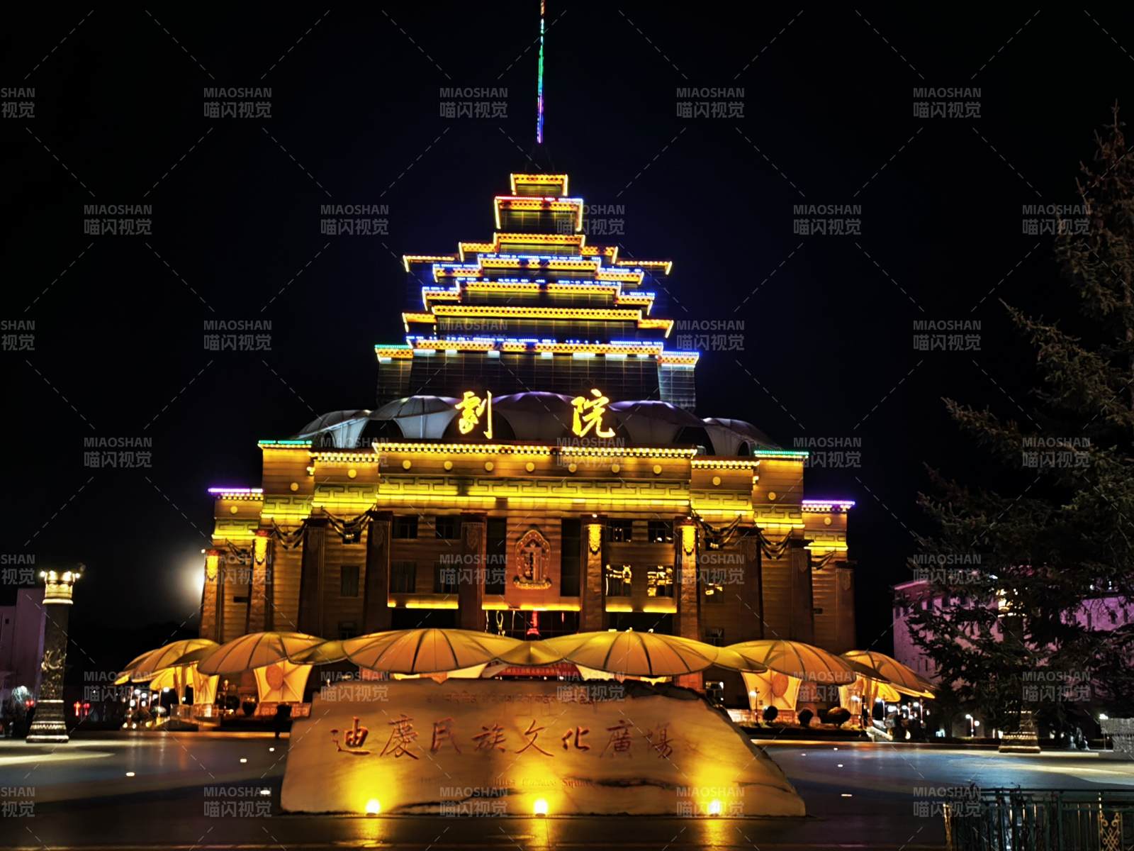 夜幕下的剧院美景图片