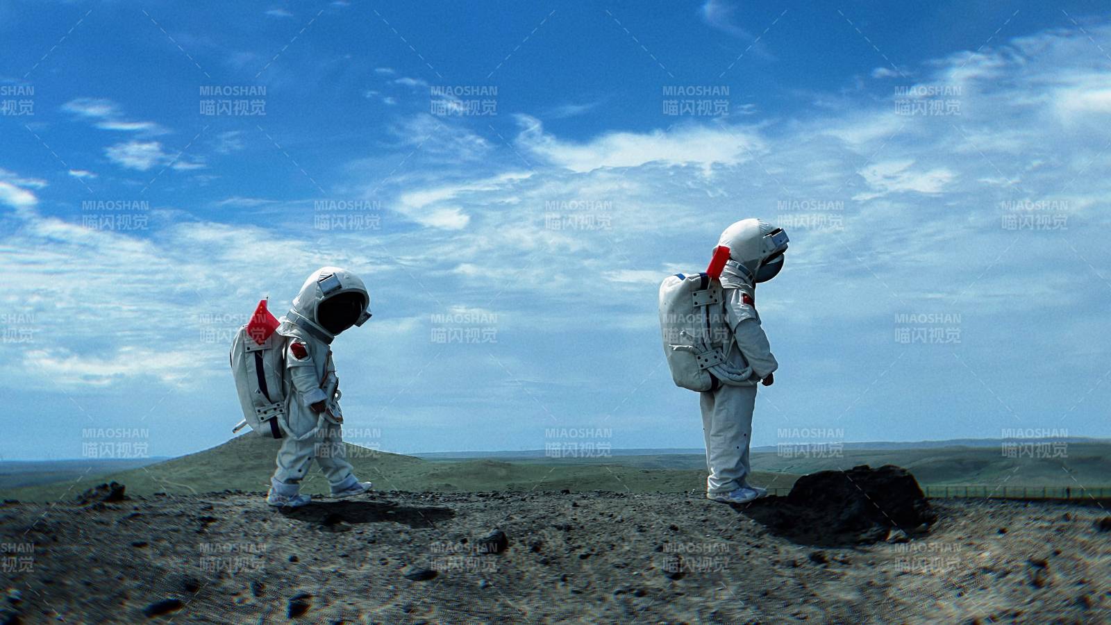 小宇航员探索荒原图片