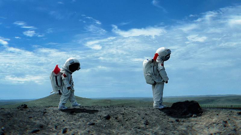 小宇航员探索荒原图片