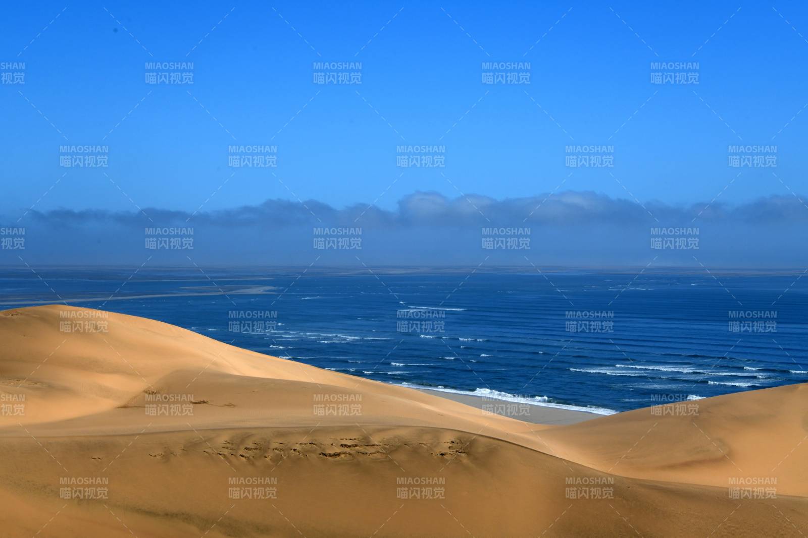 纳米比亚沙漠与海洋交汇图片