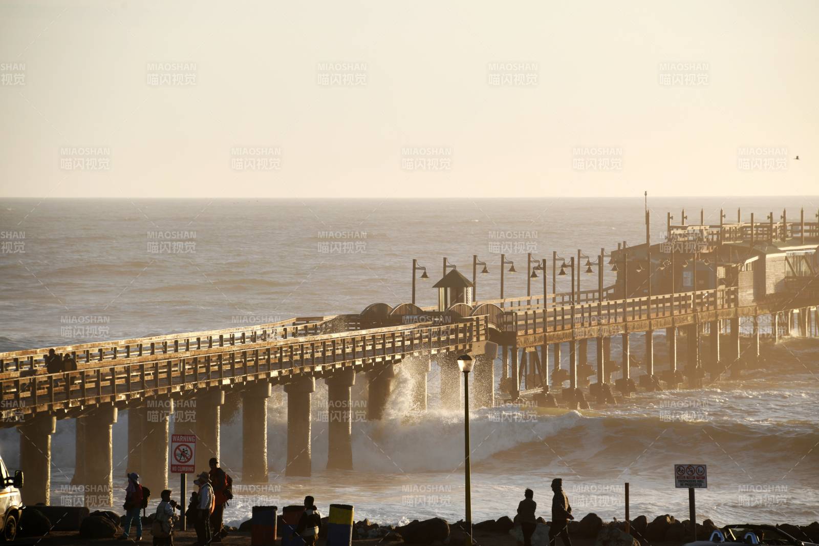 纳米比亚海边长桥迎风浪图片