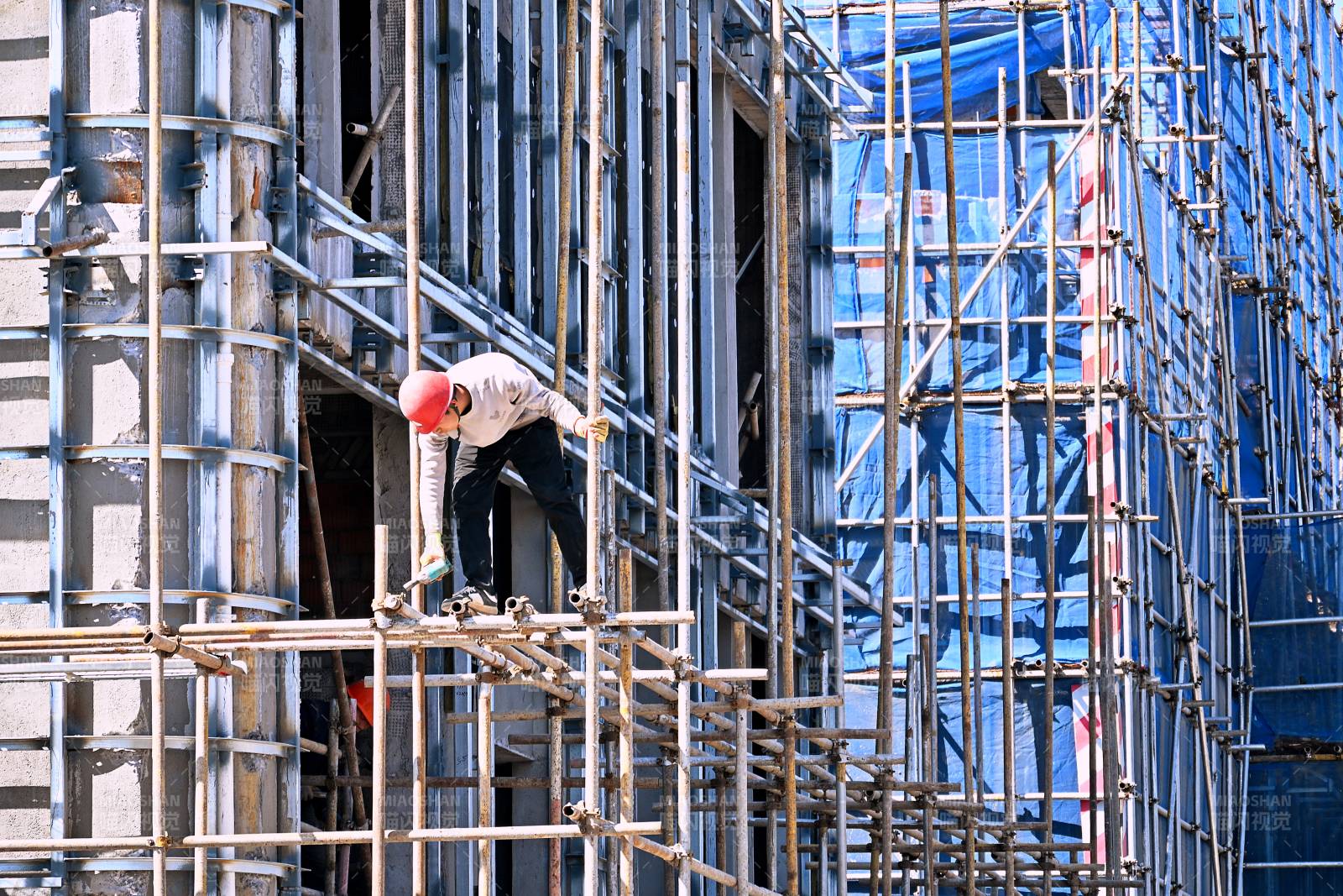 工人在脚手架上作业图片