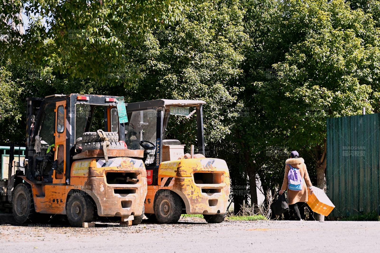 工地旁的叉车与行人图片