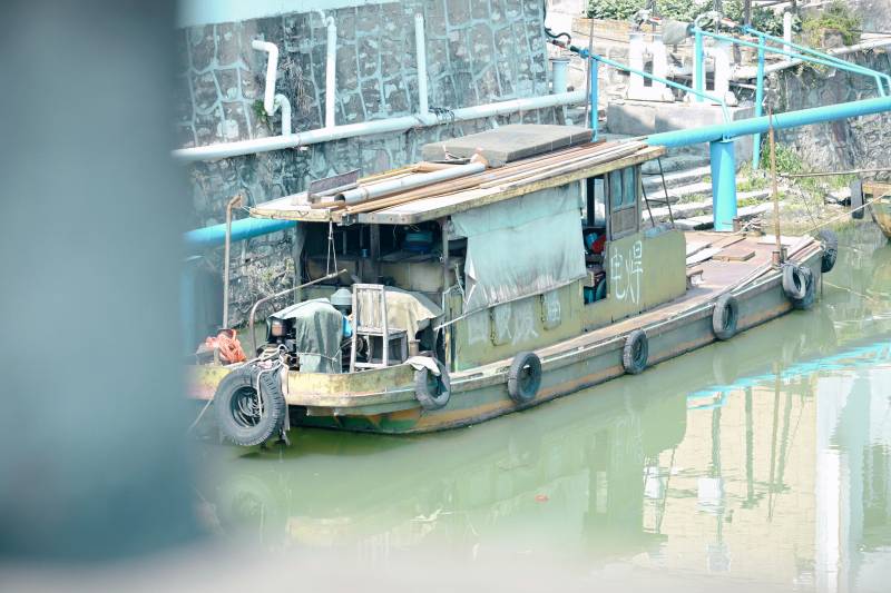 旧船停泊水边图片