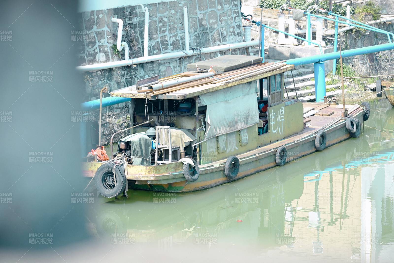 旧船停泊水边图片