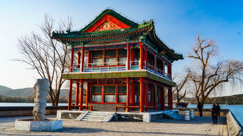 湖畔古亭静谧景图片