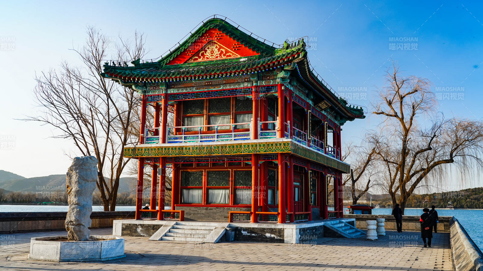 湖畔古亭静谧景图片