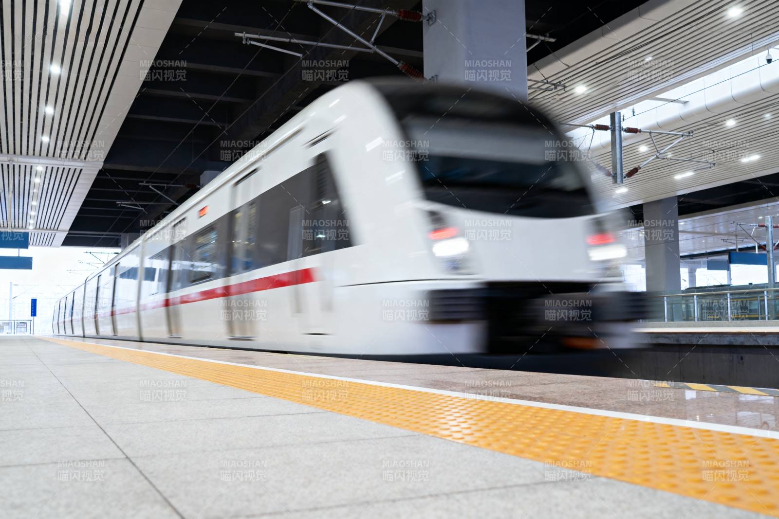 高铁进站瞬间图片