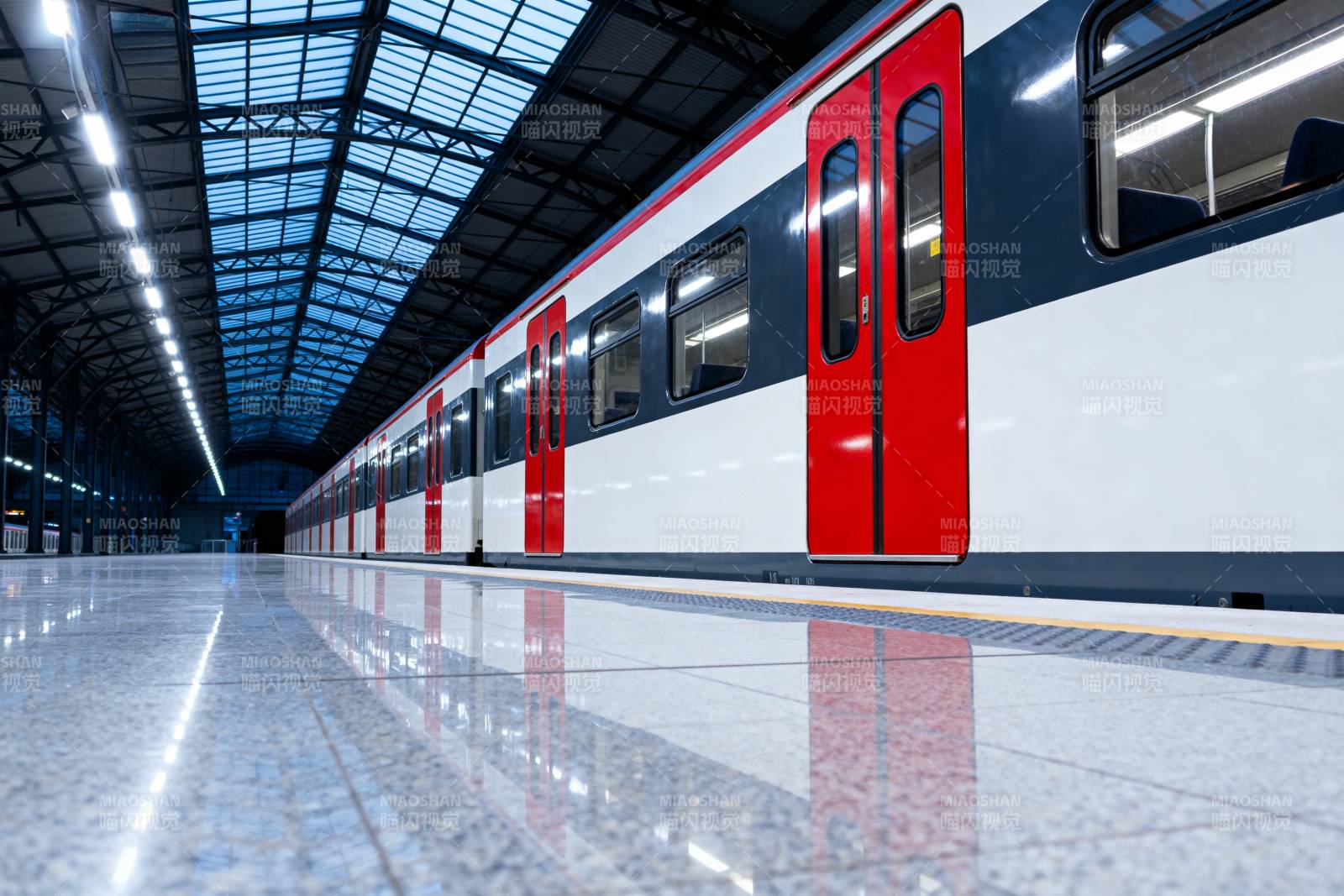 现代地铁站台图片