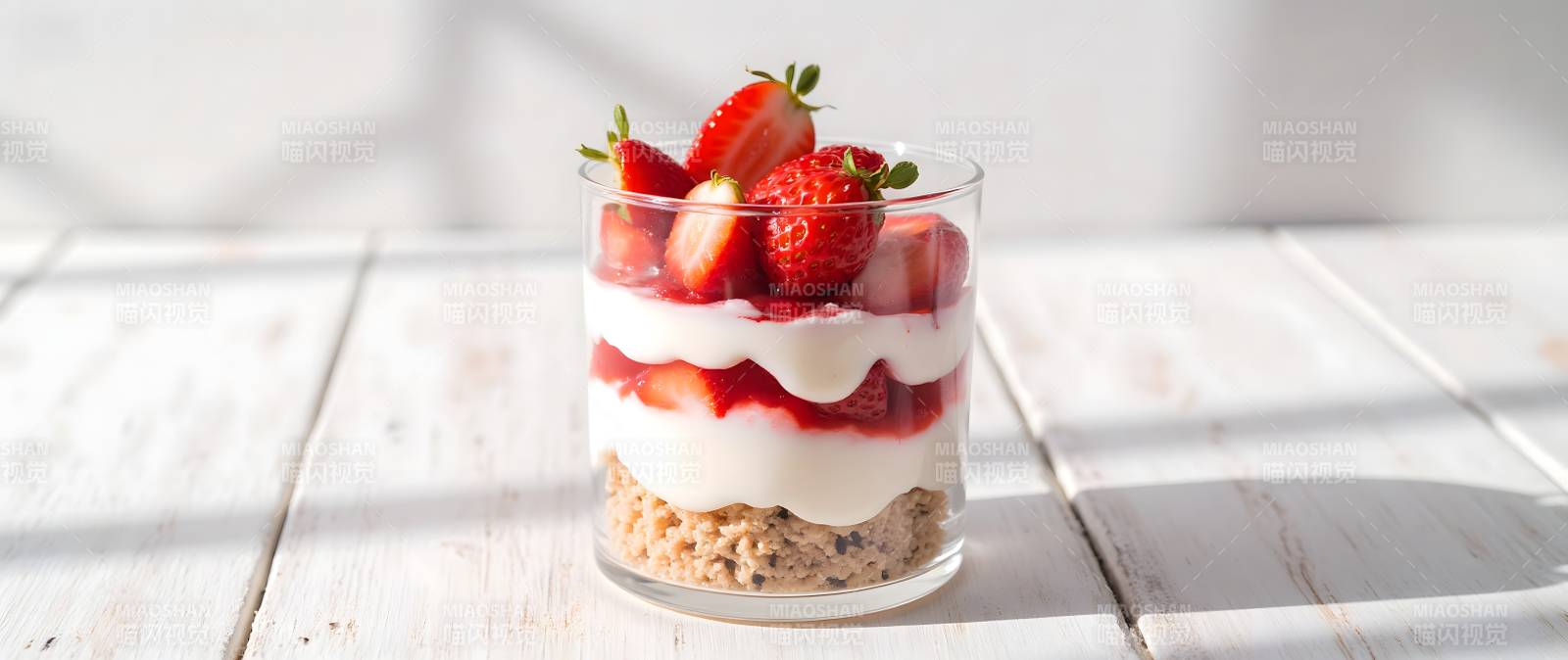 草莓酸奶杯图片