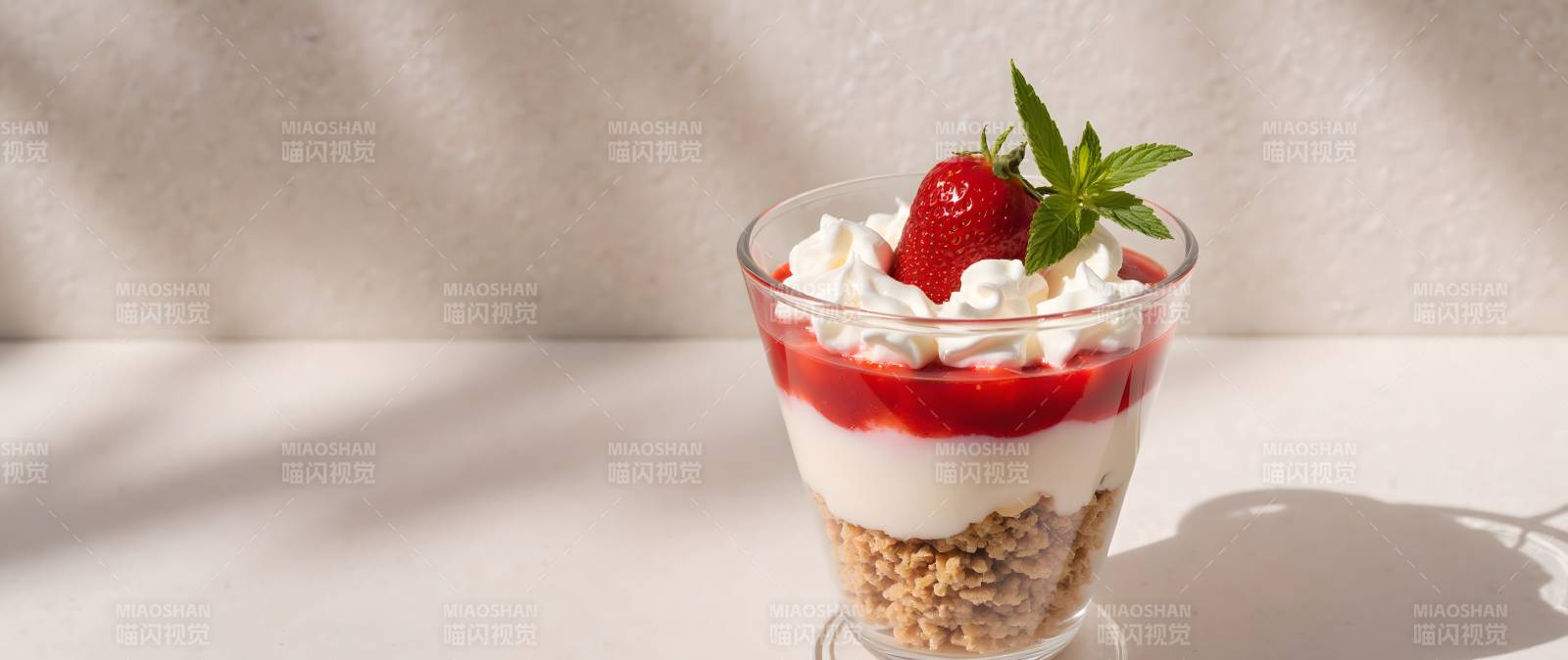 草莓酸奶杯图片