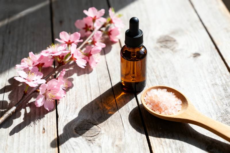 樱花与精油静物图片