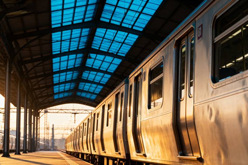 站台晨光列车图片