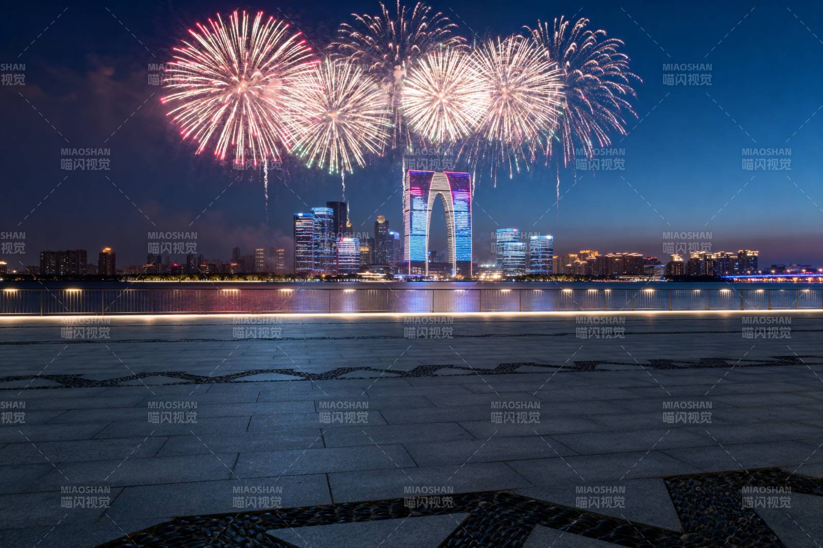 烟花映夜城图片