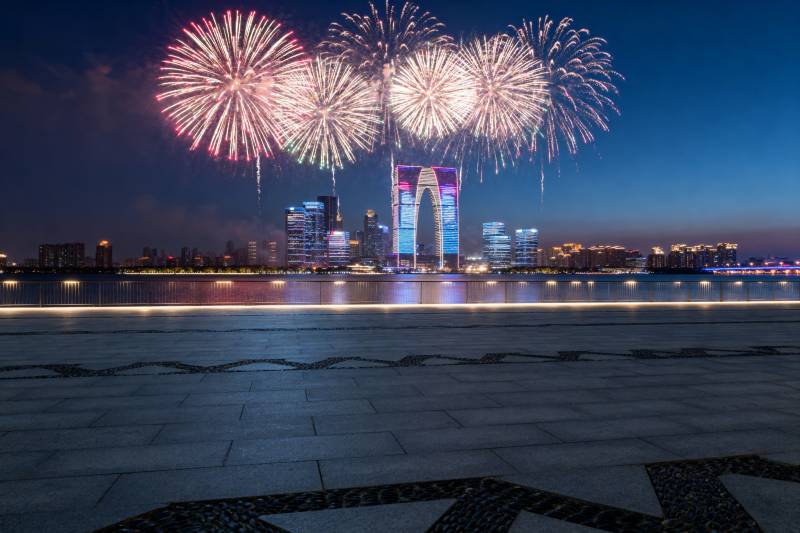 烟花映夜城图片