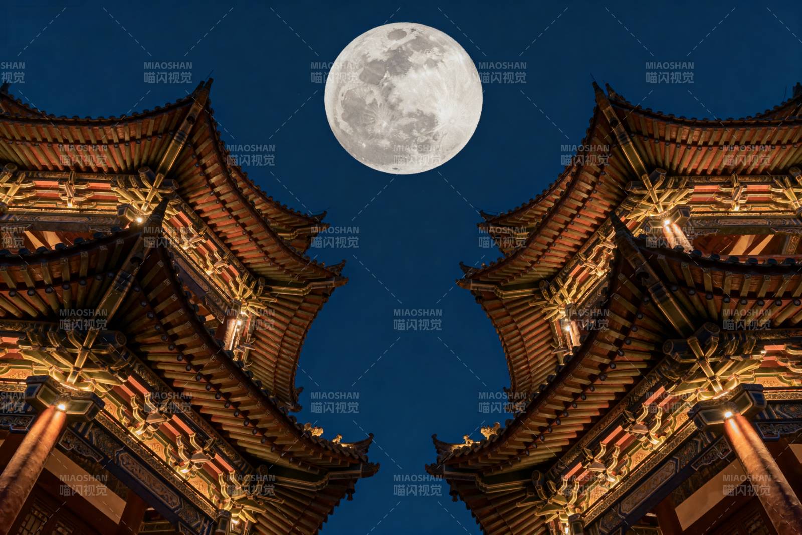 月下古塔辉映图片