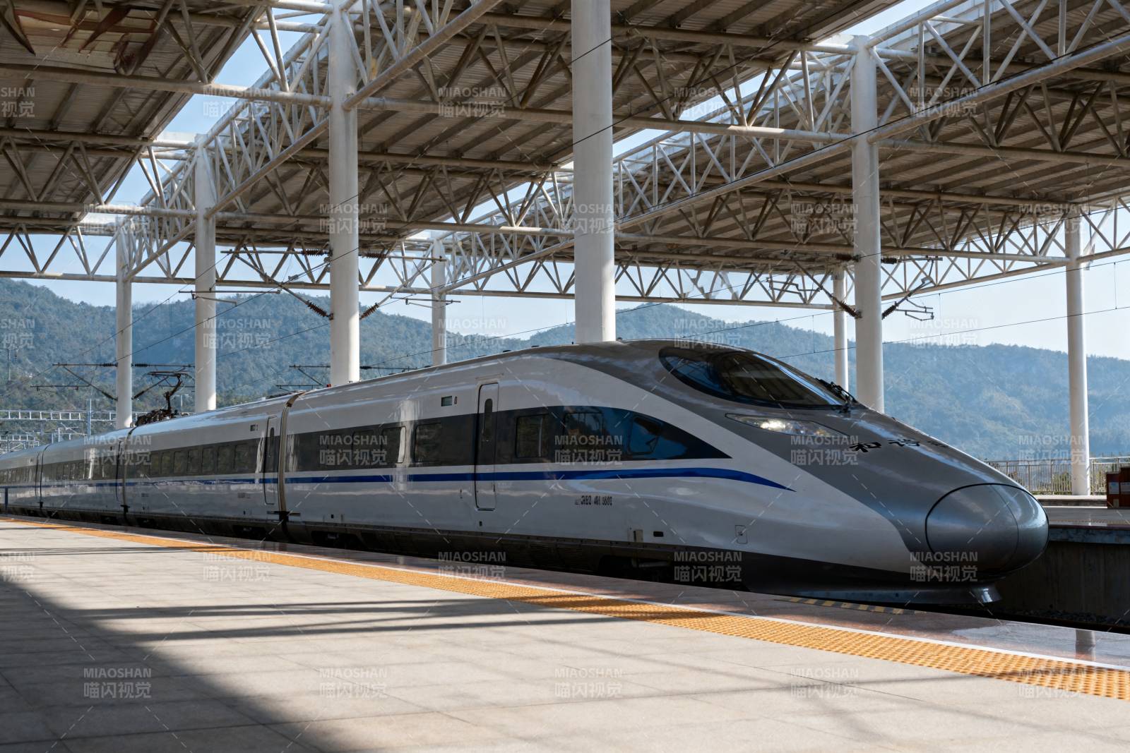 高速列车停靠站台图片