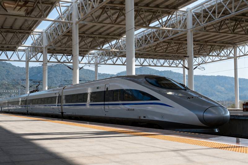 高速列车停靠站台图片