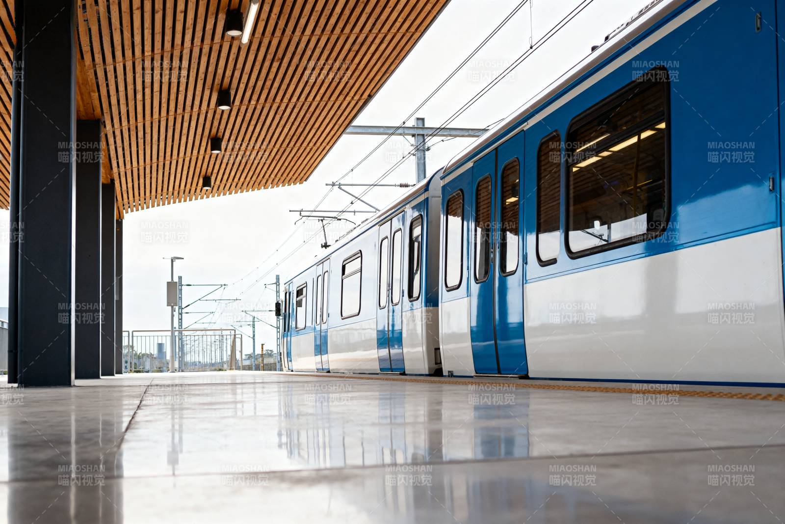 现代地铁站台图片