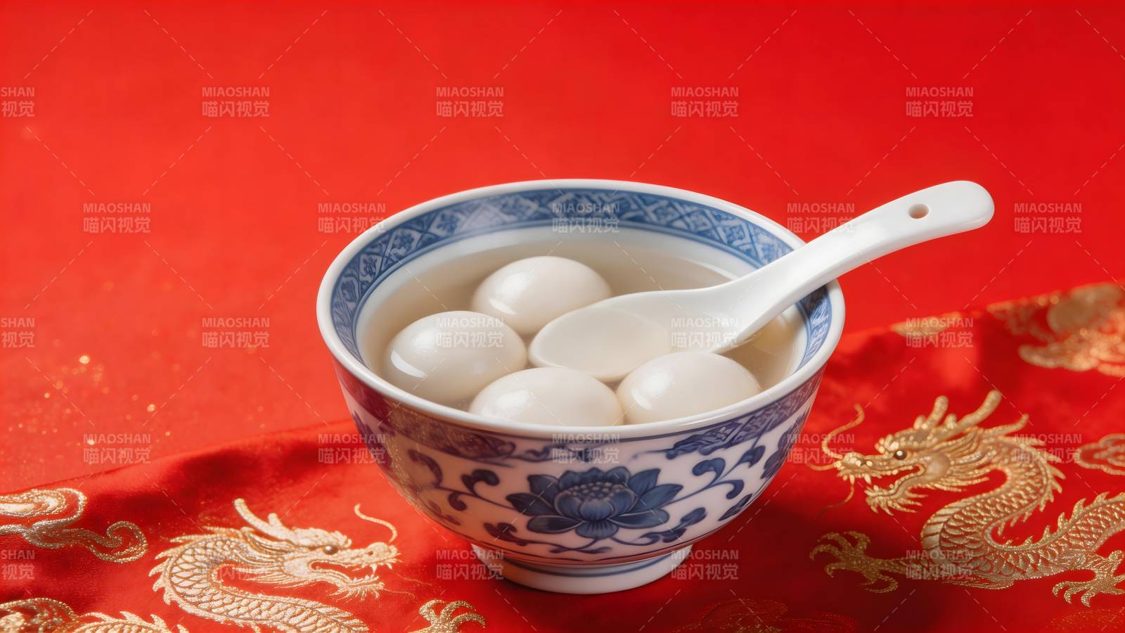 汤圆盛碗 红布映龙图片
