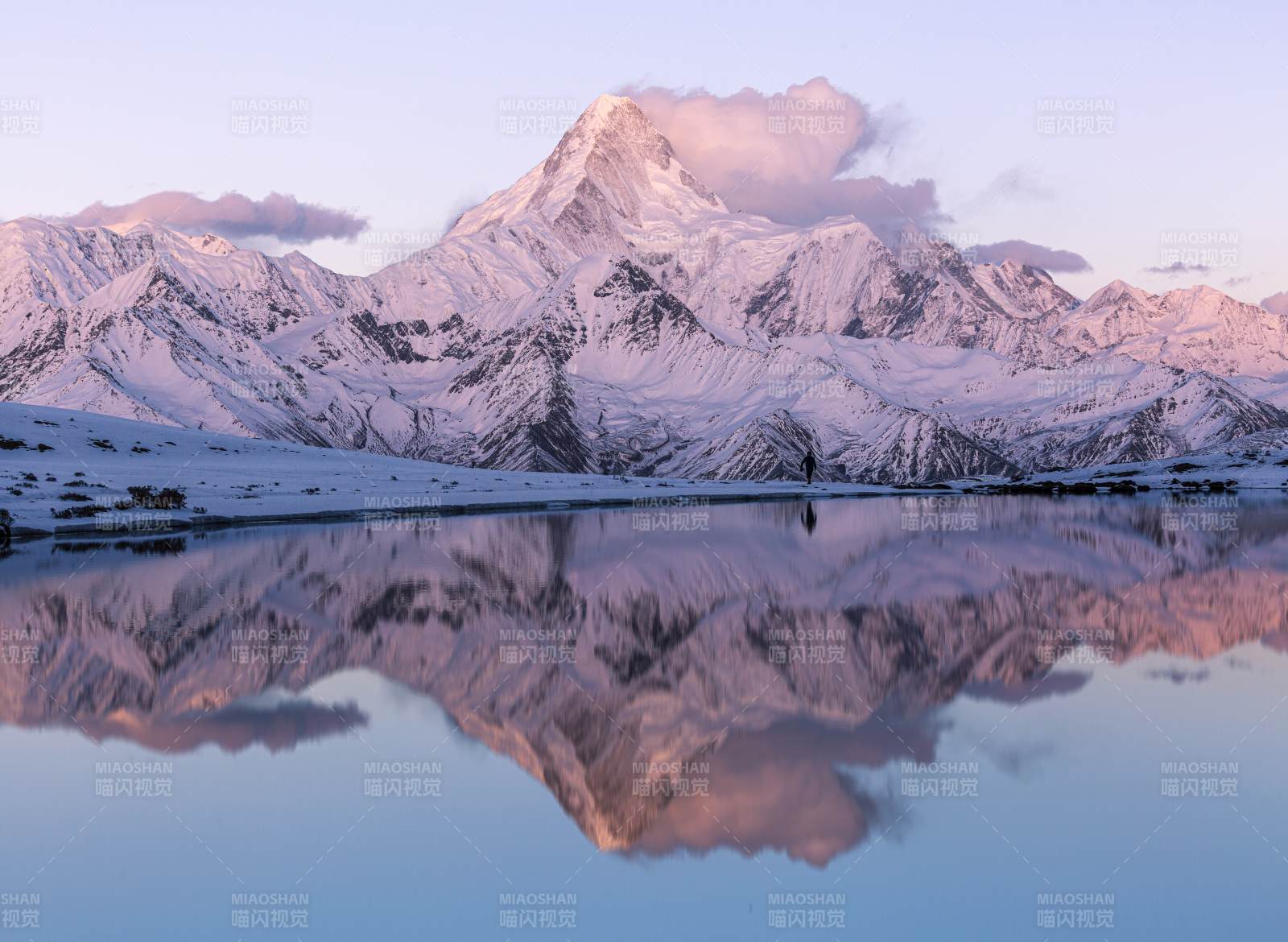 冷嘎措贡嘎雪山倒影图片