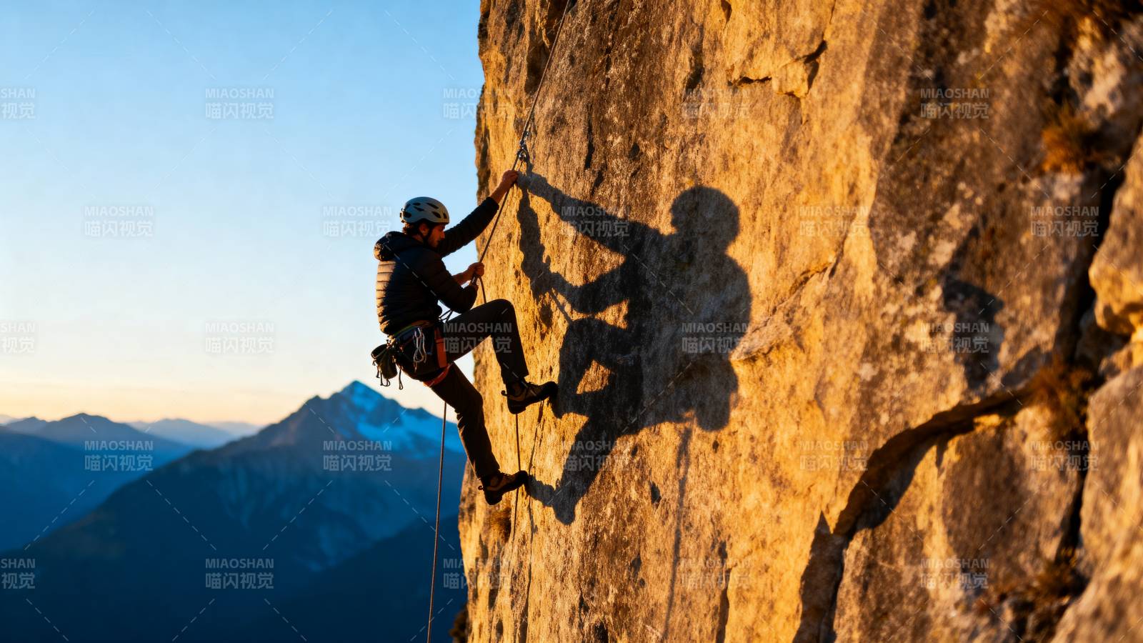 攀岩者挑战峭壁图片