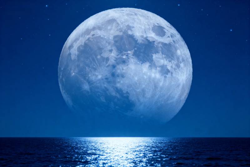 月照海面图片