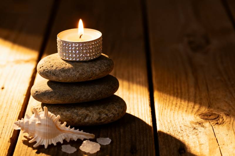 烛光石叠静谧时光图片