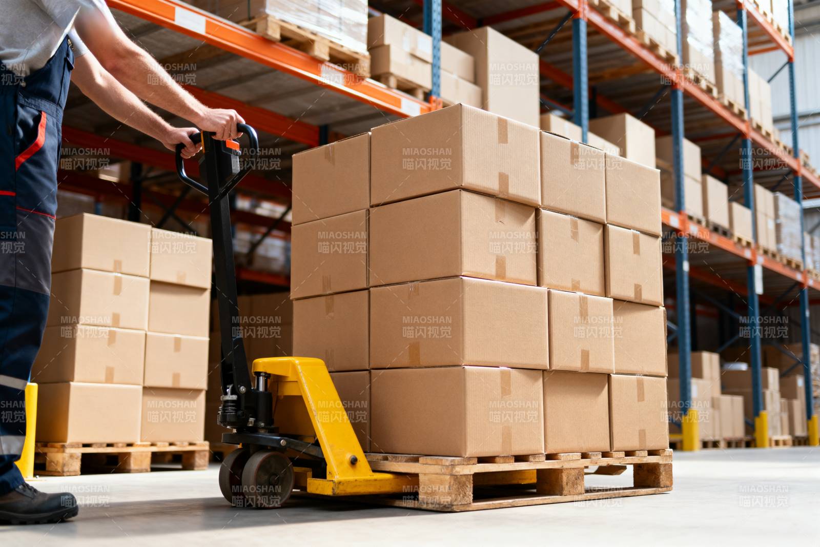 仓库搬运货物场景图片