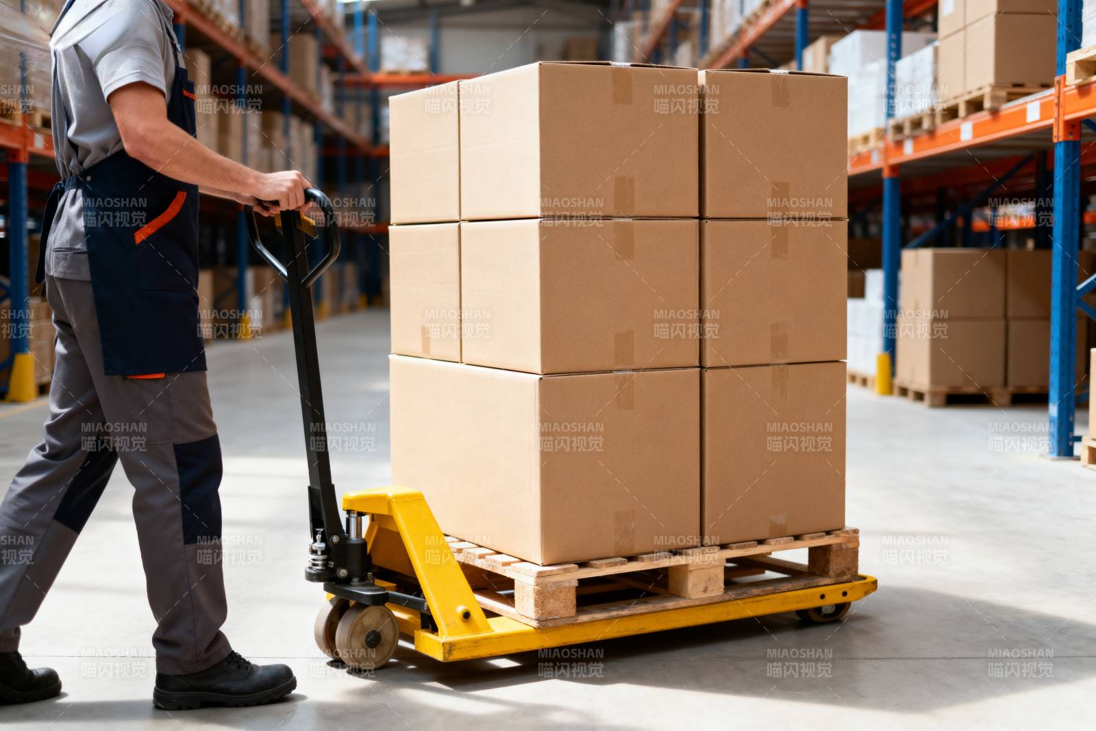 仓库搬运货物图片