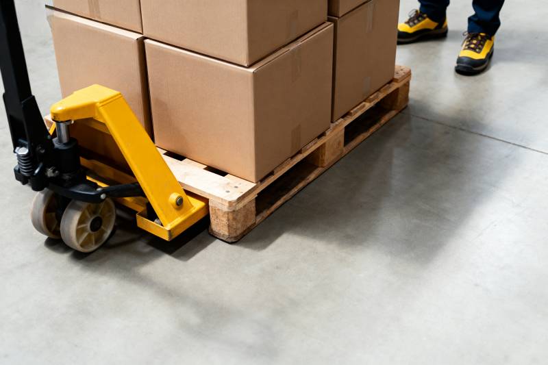 叉车搬运货物图片