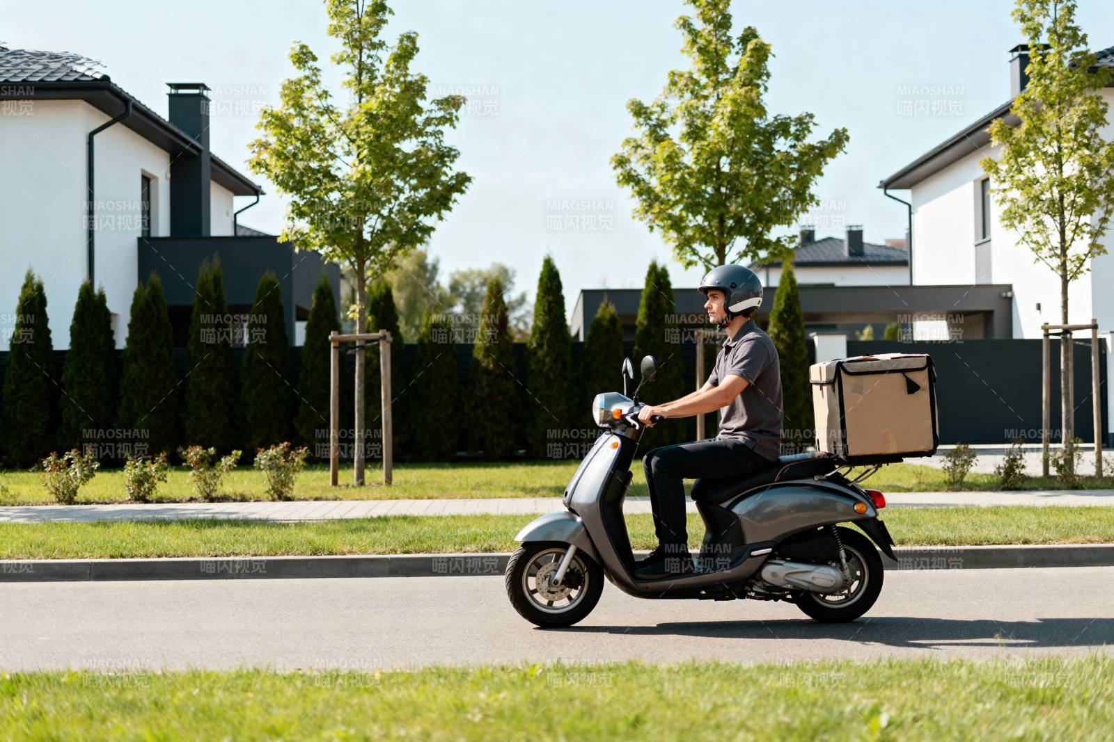 快递员骑电驴送餐图片