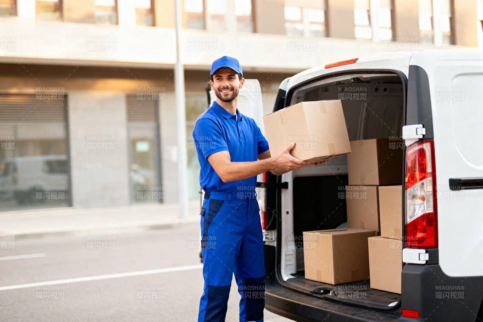 快递员搬运包裹图片