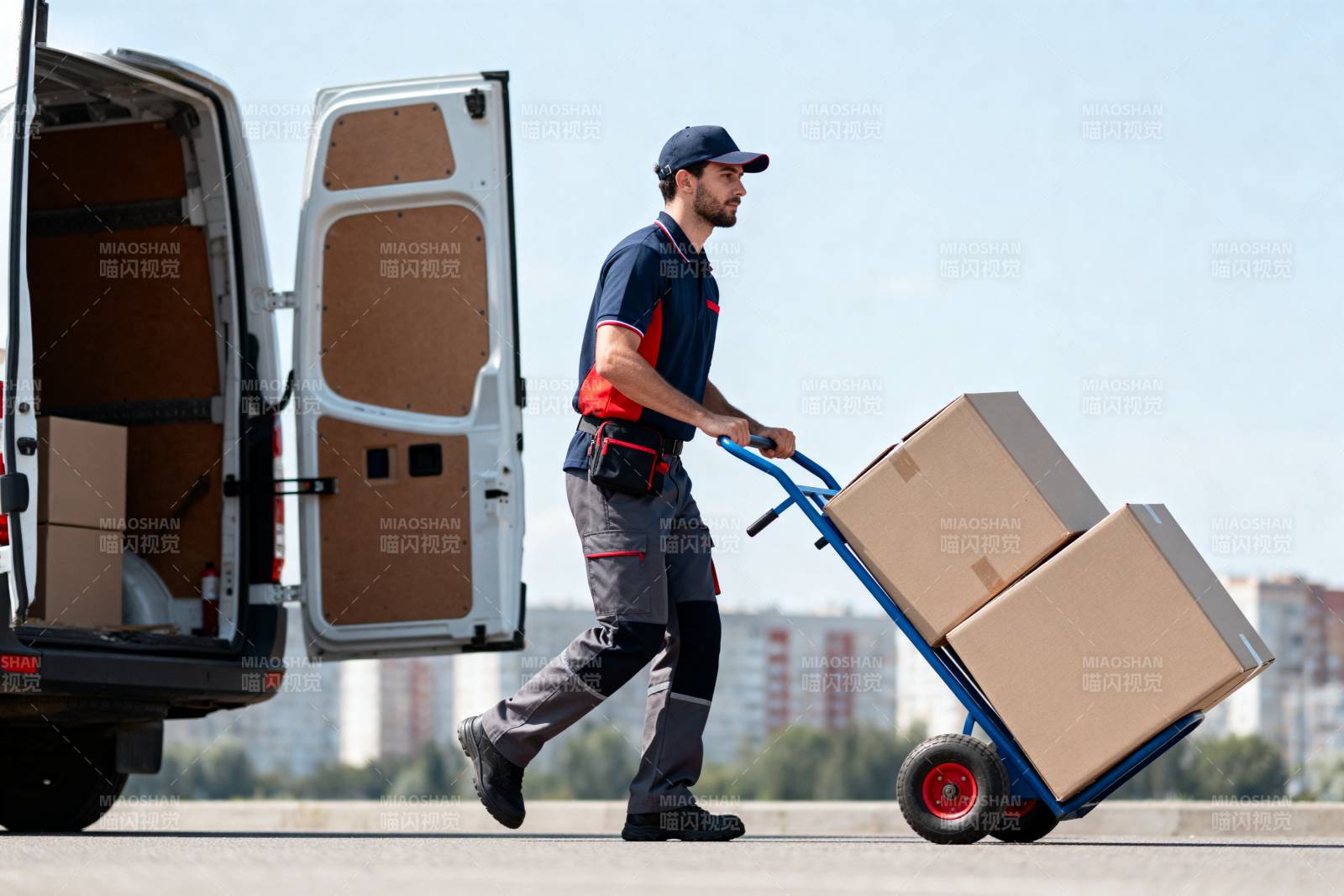 快递员搬运包裹图片