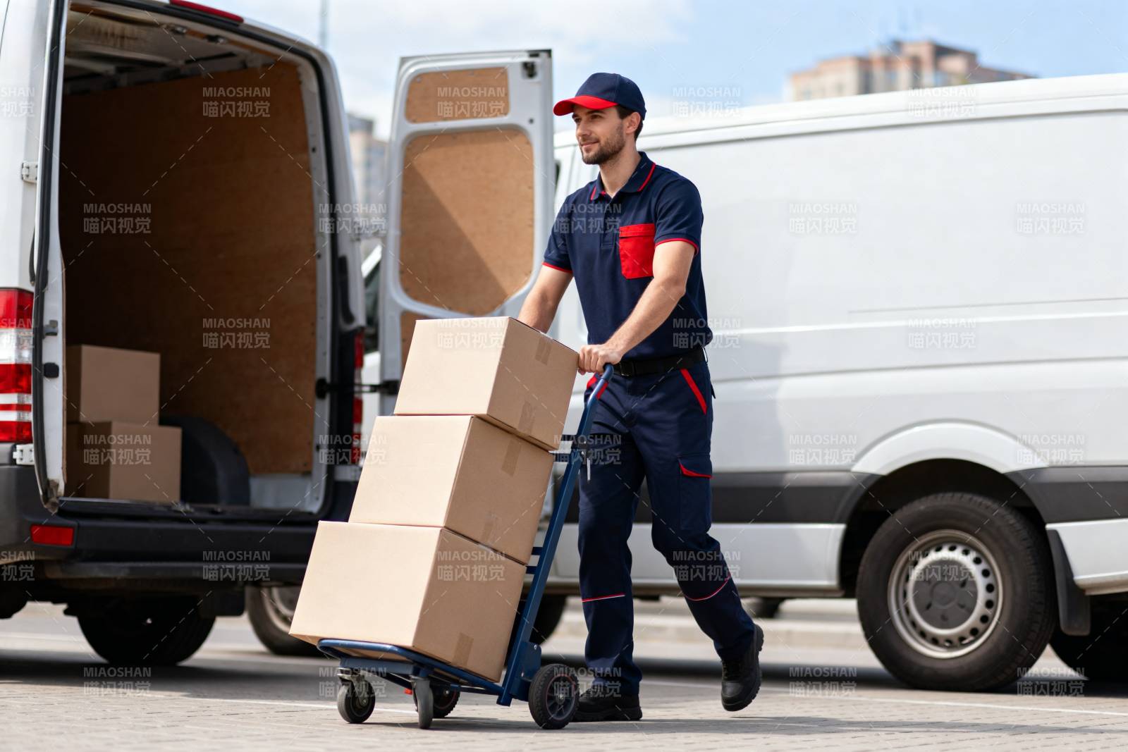 快递员搬运包裹图片