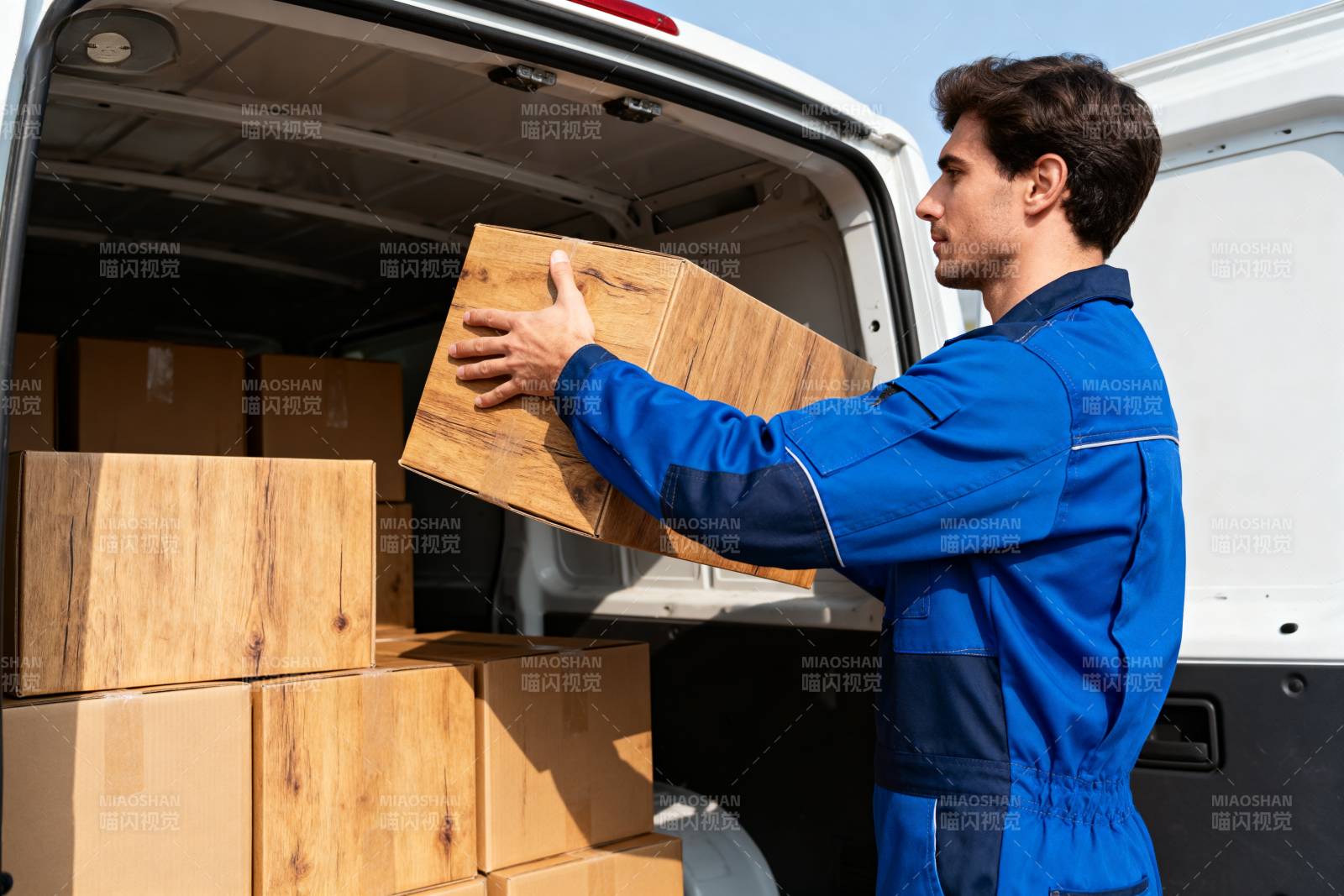 搬运工装箱货物图片