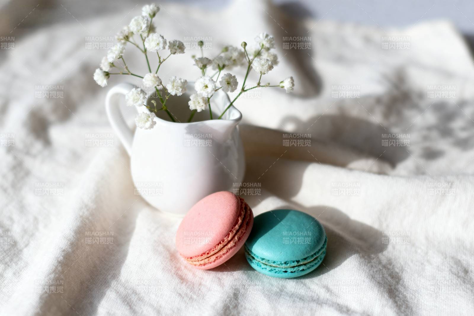 花与马卡龙的静谧时光图片