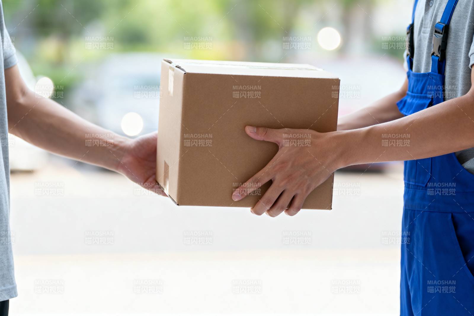 快递员递送包裹图片