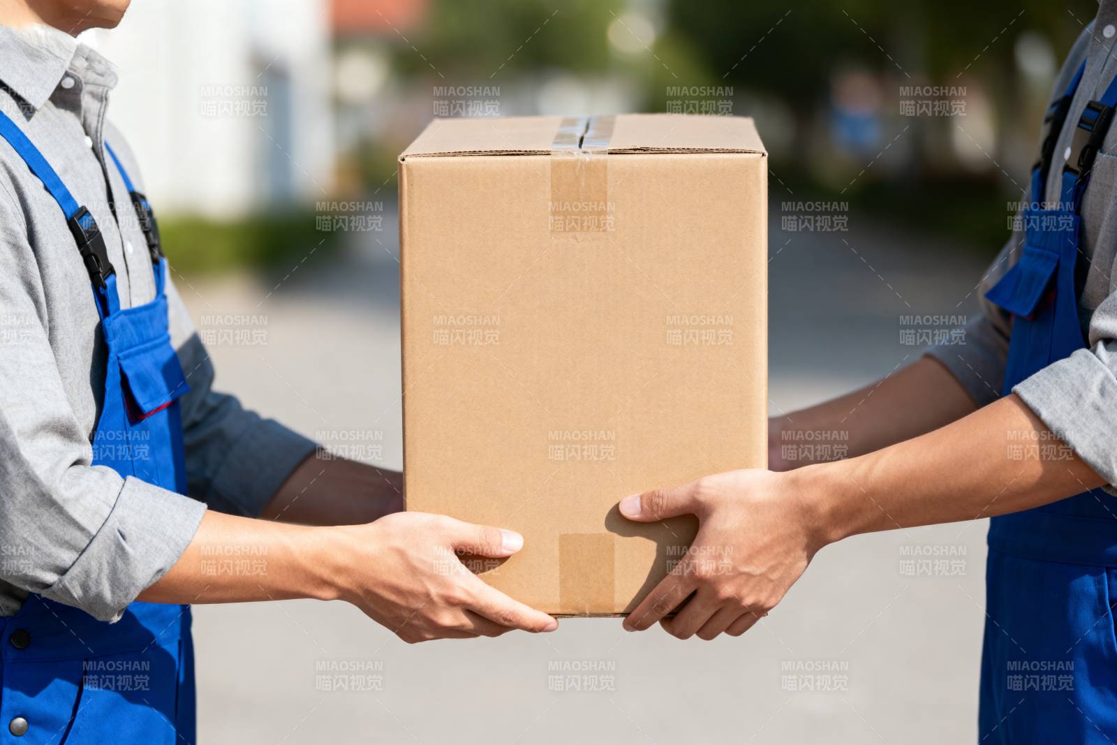 快递员交接包裹图片