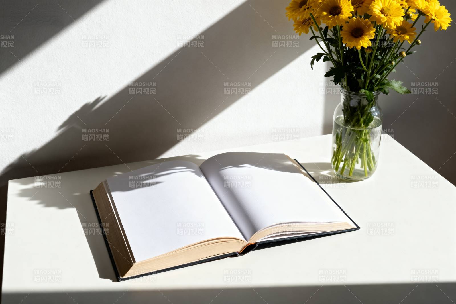 书与花的静谧时光图片