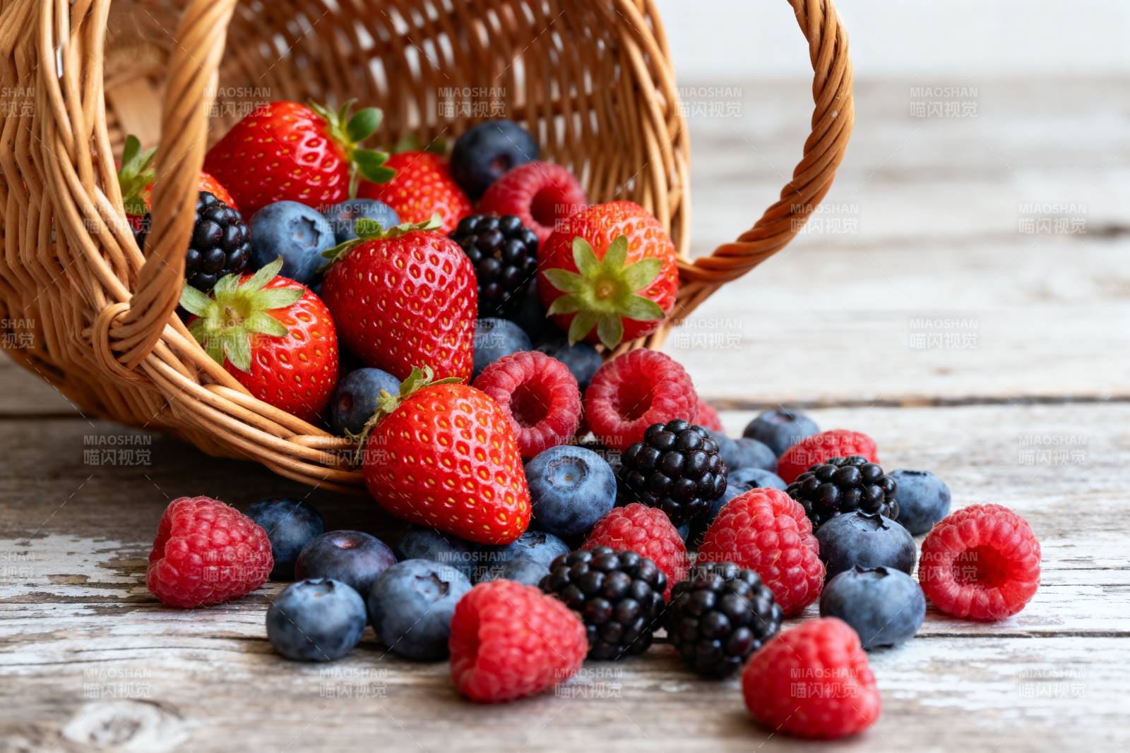 新鲜浆果溢出篮子图片